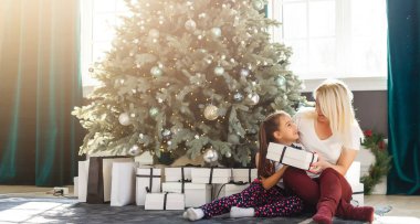 Tatiller, hediyeler, Noel, Noel, doğum günü konsepti - hediye kutusu olan mutlu anne ve kız çocuğu