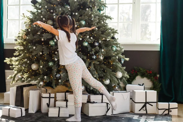 Glückliches Kleines Mädchen Mit Weihnachtsbaum — Stockfoto