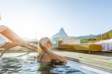 Okyanus kıyısında beyaz bir kadın, Bali