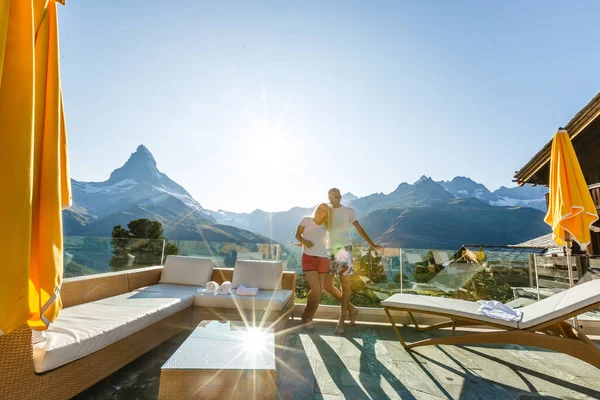 Coppia Giovane Uomo Donna Che Rilassano Terrazza Casa Legno Montagne — Foto Stock