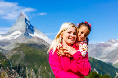 Anne ve kızı bir dağın tepesinde. Seyahat konsepti, yaşam tarzı.