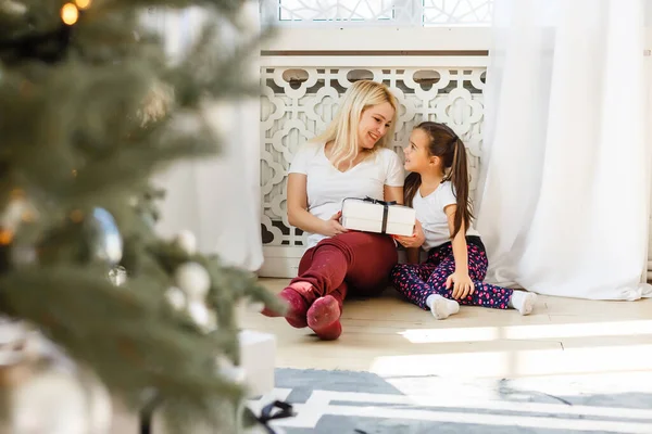 Mãe Família Feliz Menina Perto Uma Árvore Natal Com Presente — Fotografia de Stock