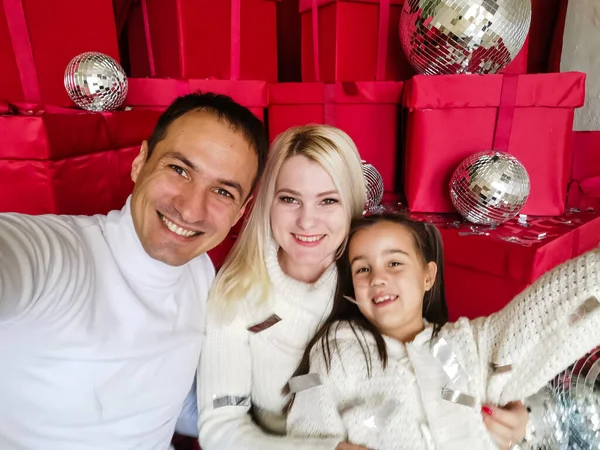 Familie Vakantie Technologie Mensen Lachende Moeder Vader Meisje Selfie Maken — Stockfoto