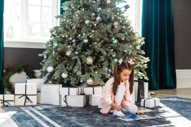 Mutlu küçük kız Noel ağacıyla