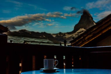 İsviçre 'nin Zermatt şehrinde Matterhorn' un tepe noktası olan güzel bir köy manzarası.