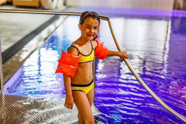 Liebenswert glücklich klein mädchen genießen schwimmen im die pool — Stockfoto