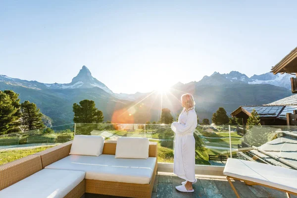 Mulher Desfrutando Vista Panorâmica Piscina Nos Alpes — Fotografia de Stock