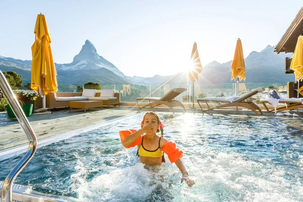 Meisje Spelen Het Buitenzwembad Van Luxe Spa Alpine Resort Alpen — Stockfoto