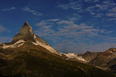 Zermatt, İsviçre. Grindjisee Gölü yakınlarındaki Matterhorn Dağı 'nda. Önünde çiçekler var. Valais Kantonu.