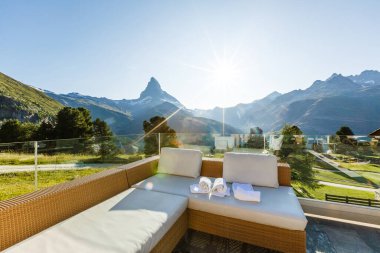 İsviçre 'nin Zermatt şehrinde Matterhorn' un tepe noktası olan güzel bir köy manzarası.