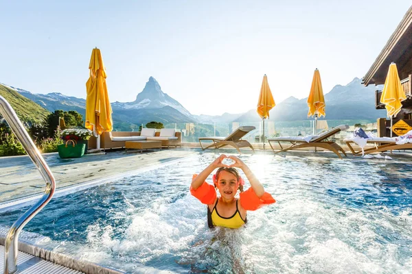 Bambina Che Gioca Nella Piscina All Aperto Della Lussuosa Località — Foto Stock