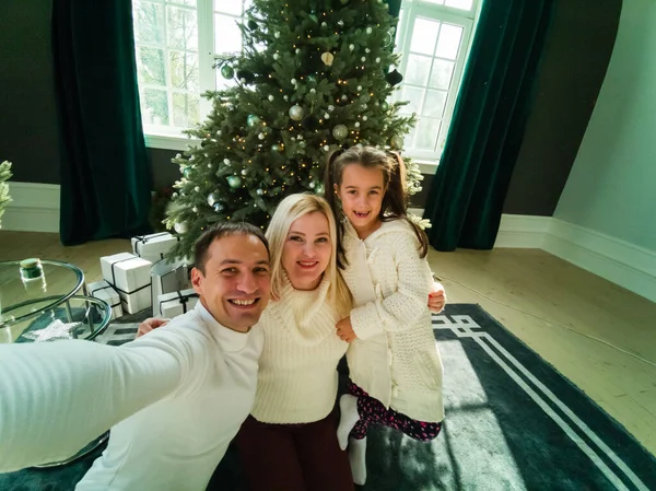Ritratto Famiglia Amichevole Sera Natale — Foto Stock