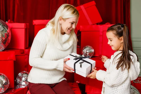 Vakantie Cadeautjes Kerstmis Mas Verjaardagsconcept Gelukkig Moeder Kind Meisje Met — Stockfoto