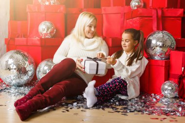 Anne ve kızının hediye kutularıyla çekilmiş resmi, Noel.