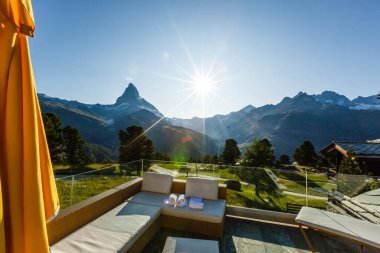 Zermatt köyünde güneşli bir yaz sabahı. Matterhorn tepesi arka planda. İsviçre Alpleri, İsviçre, Avrupa 'da güzel bir açık hava sahnesi.
