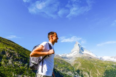 Gezgin Adam sakin manzaralı meditasyon yapıyor. Gezgin yaşam tarzı yürüyüş konsepti yaz tatilleri.