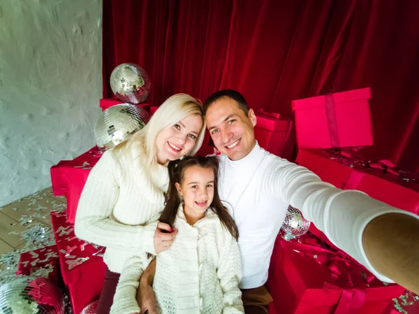 Famiglia Vacanze Tecnologia Persone Madre Sorridente Padre Bambina Che Fanno — Foto Stock