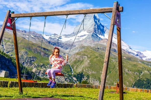 Ritratto Una Graziosa Bambina Montagna Pullover Grigio Svizzera — Foto Stock