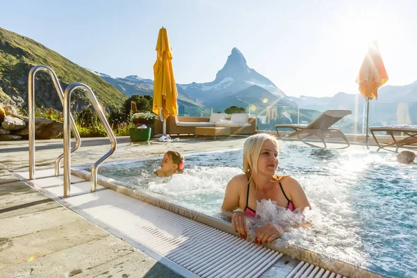 Donna Che Gode Della Vista Panoramica Dalla Piscina Nelle Alpi — Foto Stock