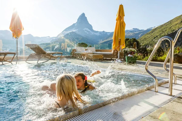 Madre Bambina Nuotare Piscina Montagna — Foto Stock