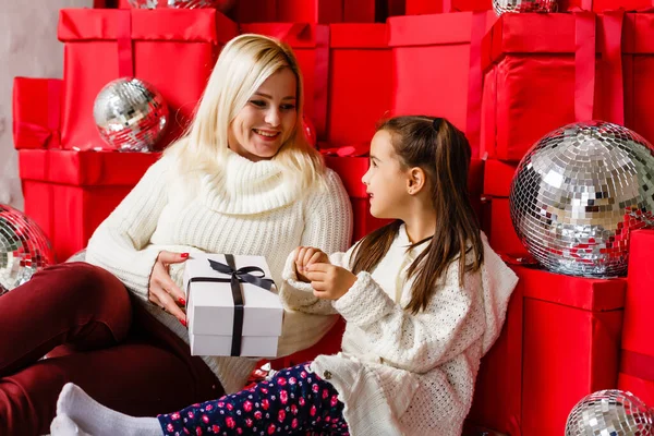 Vakantie Cadeautjes Kerstmis Mas Verjaardagsconcept Gelukkig Moeder Kind Meisje Met — Stockfoto