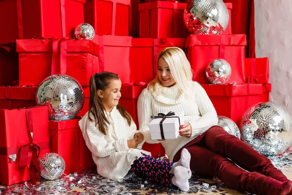 Klein Mooi Mooi Meisje Geven Een Geschenk Aan Haar Gelukkig — Stockfoto