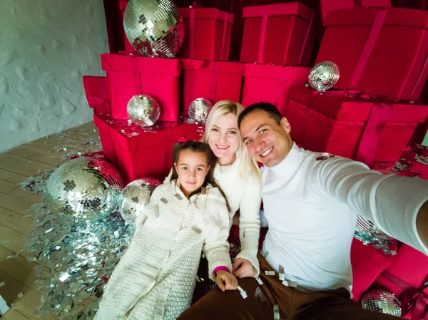 Famiglia Vacanze Tecnologia Persone Madre Sorridente Padre Bambina Che Fanno — Foto Stock