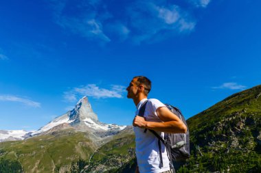 Alplerdeki yüksek dağlık bölgede aktif aile yürüyüşü