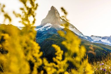 Matterhorn 'un manzarasının tadını çıkarıyorum.