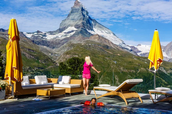 Mamma Con Figlia Rilassante Nella Rustica Terrazza Legno Sulla Montagna — Foto Stock