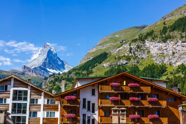 Zermatt köyünde güneşli bir yaz sabahı. Matterhorn tepesi arka planda. İsviçre Alpleri, İsviçre, Avrupa 'da güzel bir açık hava sahnesi.