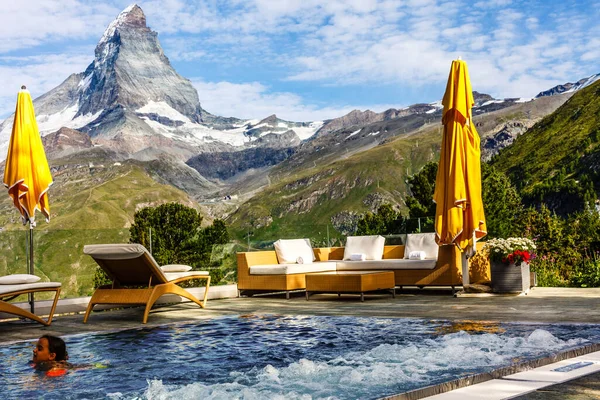 Piscina Cervino Vista Montagna Zermatt Svizzera — Foto Stock