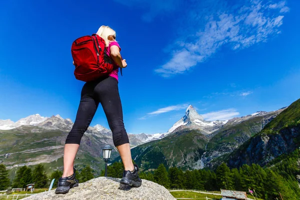 Woman Hikers Alps Matterhorn Peak Switzerland — Stock Photo, Image