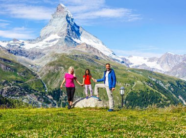 Aile dağlarda tatilde.