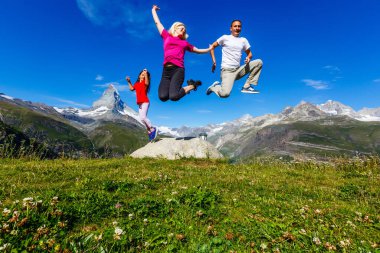 Aile dağlarda tatilde.