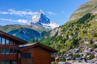 İsviçre 'nin Zermatt şehrinde Matterhorn' un tepe noktası olan güzel bir köy manzarası.