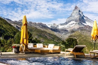 İsviçre 'nin Zermatt şehrinde Matterhorn' un tepe noktası olan güzel bir köy manzarası.
