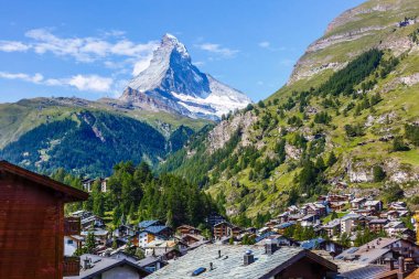 İsviçre 'nin Zermatt şehrinde Matterhorn' un tepe noktası olan güzel bir köy manzarası.