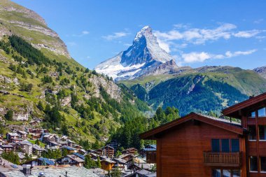 Zermatt köyünde güneşli bir yaz sabahı. Matterhorn tepesi arka planda. İsviçre Alpleri, İsviçre, Avrupa 'da güzel bir açık hava sahnesi.