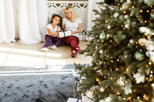Gelukkig Gezin Moeder Kind Meisje Buurt Van Een Kerstboom Met — Stockfoto