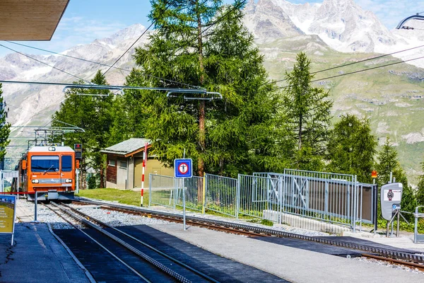 Tren Montaña Suizo Cruzó Los Alpes Ferrocarril Las Montañas — Foto de Stock