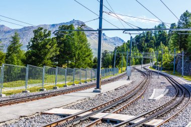İsviçre dağ treni Alpleri geçti, dağlarda demiryolu