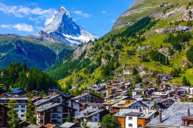 Zermatt köyünde güneşli bir yaz sabahı. Matterhorn tepesi arka planda. İsviçre Alpleri, İsviçre, Avrupa 'da güzel bir açık hava sahnesi.