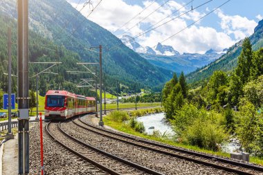 İsviçre, Zermatt dağlarında tren 15 Ağustos 2019