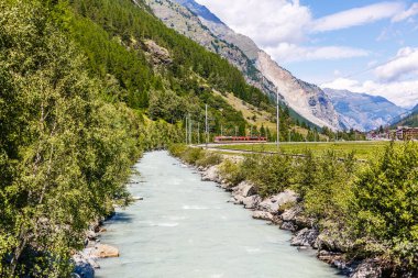İsviçre dağ treni Alpleri geçti, dağlarda demiryolu