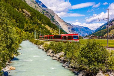 İsviçre, Zermatt dağlarında tren 15 Ağustos 2019