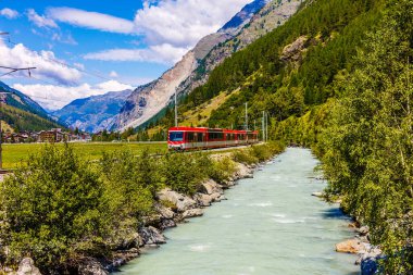 İsviçre dağlarında tren.