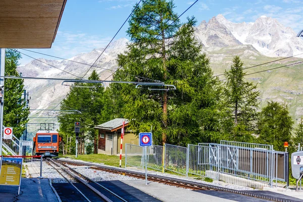Tren Montaña Suizo Cruzó Los Alpes Ferrocarril Las Montañas — Foto de Stock