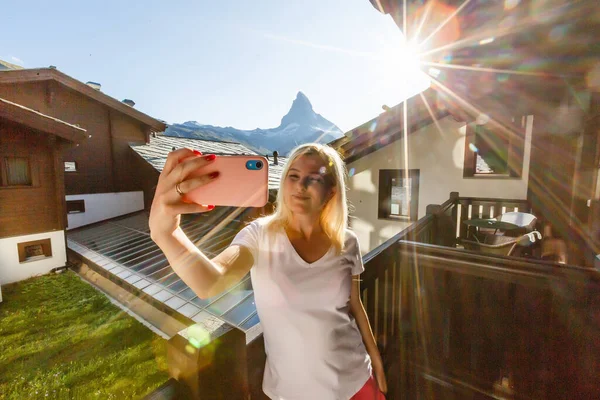 Giovane Donna Che Riposa Sul Balcone Casa Legno Campagna — Foto Stock