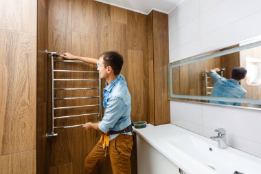 Bir tamirciye yaklaş.